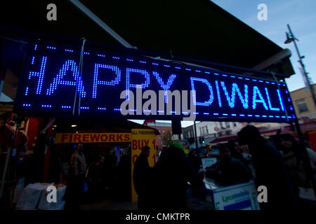 Southall Londra, Regno Unito. 3 novembre 2013. Diwali conosciuta come la festa delle luci che segna l'inizio dell'Hindu nuovo anno viene celebrato da migliaia di indù nonché i sikh in tutto il Regno Unito . Diwali comporta l'illuminazione di argilla di piccole lampade riempite con olio a significare il trionfo del bene sul male. Credito: amer ghazzal/Alamy Live News Foto Stock