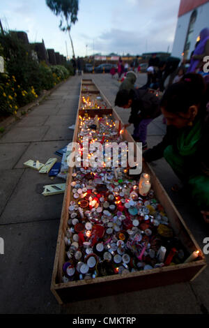 Southall Londra, Regno Unito. 3 novembre 2013. I membri della comunità sikh luce di lampade a olio e candele al di fuori di un tempio Gurdwara a Southall nel West London all'inizio delle celebrazioni Diwali conosciuta come la festa delle luci che segna l'inizio dell'Hindu nuovo anno che viene celebrato da migliaia di indù nonché i sikh in tutto il Regno Unito . Diwali comporta l'illuminazione di argilla di piccole lampade riempite con olio a significare il trionfo del bene sul male. Credito: amer ghazzal/Alamy Live News Foto Stock