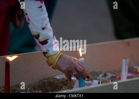 Southall Londra, Regno Unito. 3 novembre 2013. I membri della comunità sikh luce di lampade a olio e candele al di fuori di un tempio Gurdwara a Southall nel West London all'inizio delle celebrazioni Diwali conosciuta come la festa delle luci che segna l'inizio dell'Hindu nuovo anno che viene celebrato da migliaia di indù nonché i sikh in tutto il Regno Unito . Diwali comporta l'illuminazione di argilla di piccole lampade riempite con olio a significare il trionfo del bene sul male. Credito: amer ghazzal/Alamy Live News Foto Stock