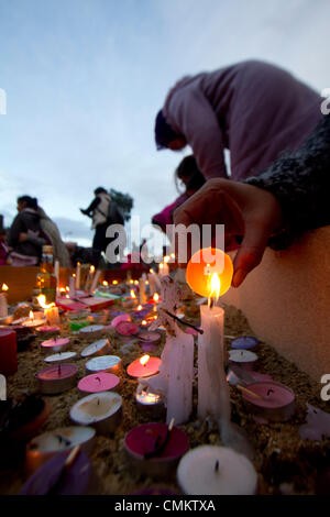 Southall Londra, Regno Unito. 3 novembre 2013. I membri della comunità sikh luce di lampade a olio e candele al di fuori di un tempio Gurdwara a Southall nel West London all'inizio delle celebrazioni Diwali conosciuta come la festa delle luci che segna l'inizio dell'Hindu nuovo anno che viene celebrato da migliaia di indù nonché i sikh in tutto il Regno Unito . Diwali comporta l'illuminazione di argilla di piccole lampade riempite con olio a significare il trionfo del bene sul male. Credito: amer ghazzal/Alamy Live News Foto Stock