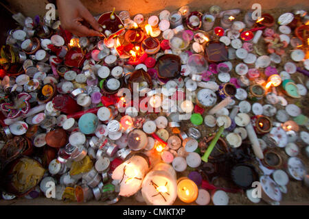 Southall Londra, Regno Unito. 3 novembre 2013. Diwali conosciuta come la festa delle luci che segna l'inizio dell'Hindu nuovo anno viene celebrato da migliaia di indù nonché i sikh in tutto il Regno Unito . Diwali comporta l'illuminazione di argilla di piccole lampade riempite con olio a significare il trionfo del bene sul male. Credito: amer ghazzal/Alamy Live News Foto Stock