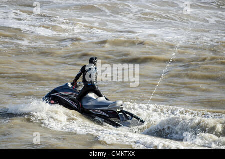 Brighton, Regno Unito. 3 Novembre, 2013. Quasi una settimana dopo il St Jude tempesta ha colpito l'Inghilterra del sud della costa, un jet-sciatore sfrutta un altro swell e onde enormi off il Brighton Pier, dove un pubblico si sono riuniti per guardarli tirare fuori un display di estrema salti e acrobazie. Più cattivo meteo Le previsioni per i prossimi giorni. Credito: Francesca Moore/Alamy Live News Foto Stock