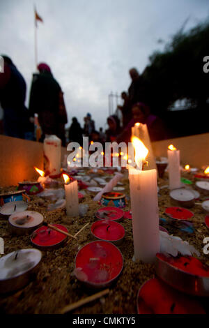 Southall Londra, Regno Unito. 3 novembre 2013. I membri della comunità sikh luce di lampade a olio e candele al di fuori di un tempio Gurdwara a Southall nel West London all'inizio delle celebrazioni Diwali conosciuta come la festa delle luci che segna l'inizio dell'Hindu nuovo anno che viene celebrato da migliaia di indù nonché i sikh in tutto il Regno Unito . Diwali comporta l'illuminazione di argilla di piccole lampade riempite con olio a significare il trionfo del bene sul male. Credito: amer ghazzal/Alamy Live News Foto Stock