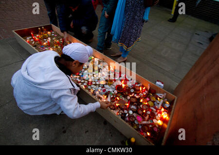 Southall Londra, Regno Unito. 3 novembre 2013. Diwali conosciuta come la festa delle luci che segna l'inizio dell'Hindu nuovo anno viene celebrato da migliaia di indù nonché i sikh in tutto il Regno Unito . Diwali comporta l'illuminazione di argilla di piccole lampade riempite con olio a significare il trionfo del bene sul male. Credito: amer ghazzal/Alamy Live News Foto Stock