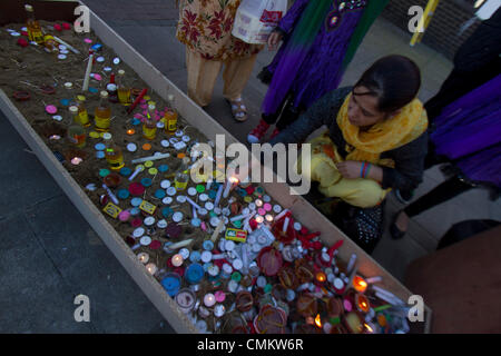 Southall Londra, Regno Unito. 3 novembre 2013. Diwali conosciuta come la festa delle luci che segna l'inizio dell'Hindu nuovo anno viene celebrato da migliaia di indù nonché i sikh in tutto il Regno Unito . Diwali comporta l'illuminazione di argilla di piccole lampade riempite con olio a significare il trionfo del bene sul male. Credito: amer ghazzal/Alamy Live News Foto Stock