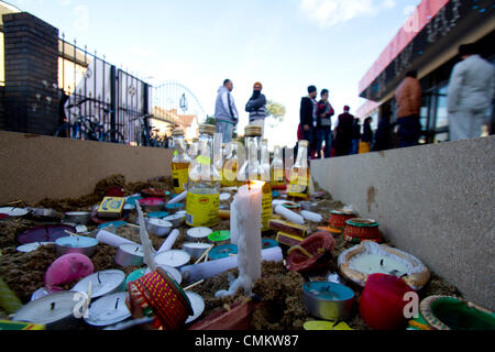 Southall Londra, Regno Unito. 3 novembre 2013. Diwali conosciuta come la festa delle luci che segna l'inizio dell'Hindu nuovo anno viene celebrato da migliaia di indù nonché i sikh in tutto il Regno Unito . Diwali comporta l'illuminazione di argilla di piccole lampade riempite con olio a significare il trionfo del bene sul male. Credito: amer ghazzal/Alamy Live News Foto Stock