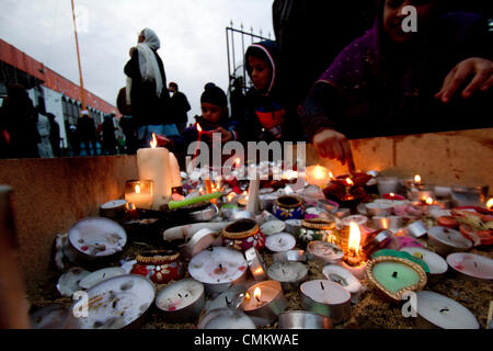 Southall Londra, Regno Unito. 3 novembre 2013. Diwali conosciuta come la festa delle luci che segna l'inizio dell'Hindu nuovo anno viene celebrato da migliaia di indù nonché i sikh in tutto il Regno Unito . Diwali comporta l'illuminazione di argilla di piccole lampade riempite con olio a significare il trionfo del bene sul male. Credito: amer ghazzal/Alamy Live News Foto Stock