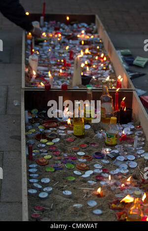 Southall Londra, Regno Unito. 3 novembre 2013. Diwali conosciuta come la festa delle luci che segna l'inizio dell'Hindu nuovo anno viene celebrato da migliaia di indù nonché i sikh in tutto il Regno Unito . Diwali comporta l'illuminazione di argilla di piccole lampade riempite con olio a significare il trionfo del bene sul male. Credito: amer ghazzal/Alamy Live News Foto Stock