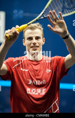 Manchester, Regno Unito. 3 Novembre, 2013. L'Inghilterra del Nick Matthew celebra il vincitore della 2013 AJ Bell mondo Squash campionato a Manchester Central, dopo aver battuto la Francia Gregory Gaultier dopo 111 minuti in finale. La vittoria significava il titolo mondiale è stato consegnato a Matteo per la terza volta. Credito: Russell Hart/Alamy Live News. Foto Stock