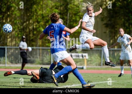 - Orlando, FL, Stati Uniti d'America: Central Florida avanti Lena Petermann (29) tenta un tiro in porta che va ampia durante la donna quarti di finale inaugurale della American Athletic Conference soccer azione di gioco tra la SMU Mustangs e i cavalieri UCF. 3 Novembre, 2013. UCF sconfitto SMU 3-0 alla UCF via e Soccer Complex in Orlando, Fl. © csm/Alamy Live News Foto Stock
