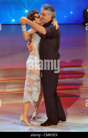 Roma, Italia. Il 3 novembre 2013. Spettacolo TV Ballando con le stelle Andrea Bocelli e Nancy Berti © dpa picture alliance/Alamy Live News Foto Stock