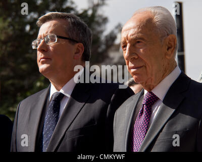 Gerusalemme, Israele. Il 4 novembre 2013. Il presidente israeliano Shimon Peres (R) e il Presidente della Polonia Bronislaw Komorowski (L), stand come essi sono accolti da due nazioni' inni nazionali nel giardino dei presidenti di residenza durante una cerimonia ufficiale. Il Presidente Shimon Peres ospita una gazzetta ufficiale dello Stato di accoglienza di benvenuto per il Presidente della Polonia Bronislaw Komorowski, alla residenza del Presidente. I Presidenti ispezionato un IDF guardia d'onore e pronunciato dichiarazioni durante la cerimonia di premiazione. Credito: Nir Alon/Alamy Live News Foto Stock