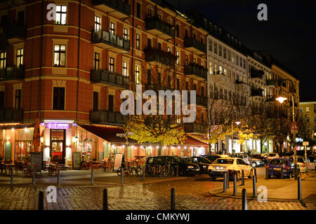 Berlino, Germania. 29 ott 2013. Vista del tapas bar Ventura e case appartamento nel quartiere Prenzlauer Berg di Berlino, Germania, 29 ottobre 2013. Foto: Jens Kalaene/dpa/Alamy Live News Foto Stock