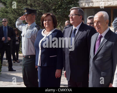 Gerusalemme, Israele. Il 4 novembre 2013. Il presidente israeliano Shimon Peres (R) e il Presidente della Polonia Bronislaw Komorowski (L), stand come essi sono accolti da due nazioni' inni nazionali nel giardino dei presidenti di residenza durante una cerimonia ufficiale. Il Presidente Shimon Peres ospita una gazzetta ufficiale dello Stato di accoglienza di benvenuto per il Presidente della Polonia Bronislaw Komorowski, alla residenza del Presidente. I Presidenti ispezionato un IDF guardia d'onore e pronunciato dichiarazioni durante la cerimonia di premiazione. Credito: Nir Alon/Alamy Live News Foto Stock