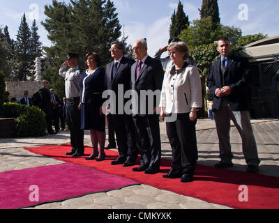 Gerusalemme, Israele. Il 4 novembre 2013. Il presidente israeliano Shimon Peres (R) e il Presidente della Polonia Bronislaw Komorowski (L), stand come essi sono accolti da due nazioni' inni nazionali nel giardino dei presidenti di residenza durante una cerimonia ufficiale. Il Presidente Shimon Peres ospita una gazzetta ufficiale dello Stato di accoglienza di benvenuto per il Presidente della Polonia Bronislaw Komorowski, alla residenza del Presidente. I Presidenti ispezionato un IDF guardia d'onore e pronunciato dichiarazioni durante la cerimonia di premiazione. Credito: Nir Alon/Alamy Live News Foto Stock