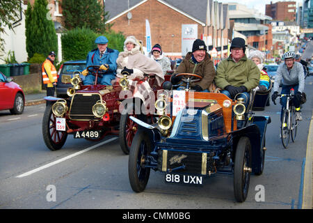 Redhill Surrey, Regno Unito. Il 3 novembre 2013. Un4489, 1904 Darracq Tonneau 12hp il motore veicolo inserito e guidato dal signor Simon Hutton, sorpassi 818UXN 1903 L'elegante Sport 8hp il motore veicolo inserito e guidato dal signor Peter Selby nel 2013 RAC Londra a Brighton Veteran Car Run. Domenica 3 novembre 2013 Credit: Lindsay Constable/Alamy Live News Foto Stock