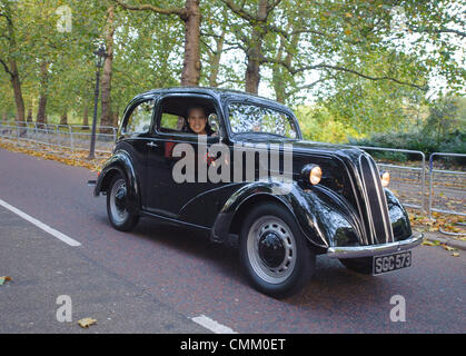 Londra, Regno Unito. 3 Novembre, 2013. Alcuni tifosi hanno seguito il percorso effettuato dai concorrenti nei propri veicoli. L'annuale "Londra a Brighton Veteran Car Run" su Novembre 03, 2013 organizzata dalla Royal Automobile Club. Il Royal Automobile Club di 60 miglia di auto dalla capitale alla costa meridionale è la più lunga manifestazione motoristica nel mondo e attira partecipanti da tutto il mondo. Credito: Azione Sport Plus/Alamy Live News Foto Stock