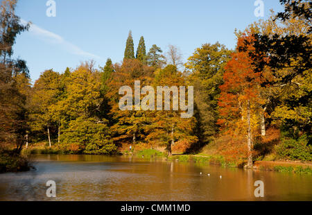 Wakehurst SUSSEX REGNO UNITO 4 Novembre 2013 - i colori dell'autunno stanno guardando i loro migliori nel luogo Wakehurst Gardens Foto Stock