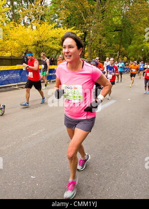 New York, Stati Uniti d'America. Il 3 novembre 2013. Maratona di New York 2013. Corridori della maratona © Frank Rocco/Alamy Live News Foto Stock