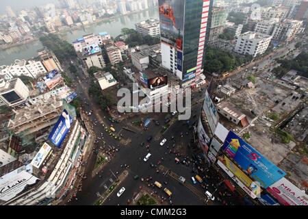 Dacca in Bangladesh. 4 Novembre, 2013. Il traffico si muove agevolmente in una normale area trafficata durante uno sciopero nazionale chiamato dall opposizione Bangladesh Partito Nazionalista (BNP) a Dhaka il 4 novembre 2013. Il Led da BNP, il 18-Party alliance è il tentativo di imporre una 60 ore di sciopero generale in tutto il Bangladesh a nuovamente la loro richiesta di un non-partito custode neutrale per condurre il prossimo Parlamento sondaggi. Foto Stock