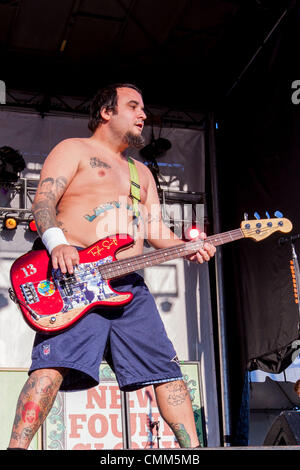 New Orleans, Louisiana, Stati Uniti d'America. 2° Nov, 2013. Il bassista IAN GRUSHKA di 'New Found Glory" eseguendo in Voodoo Musica e Arti esperienza a New Orleans. © Marc Nader/ZUMA filo/ZUMAPRESS.com/Alamy Live News Foto Stock