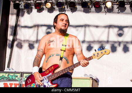 New Orleans, Louisiana, Stati Uniti d'America. 2° Nov, 2013. Il bassista IAN GRUSHKA di 'New Found Glory" eseguendo in Voodoo Musica e Arti esperienza a New Orleans. © Marc Nader/ZUMA filo/ZUMAPRESS.com/Alamy Live News Foto Stock
