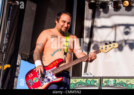 New Orleans, Louisiana, Stati Uniti d'America. 2° Nov, 2013. Il bassista IAN GRUSHKA di 'New Found Glory" eseguendo in Voodoo Musica e Arti esperienza a New Orleans. © Marc Nader/ZUMA filo/ZUMAPRESS.com/Alamy Live News Foto Stock