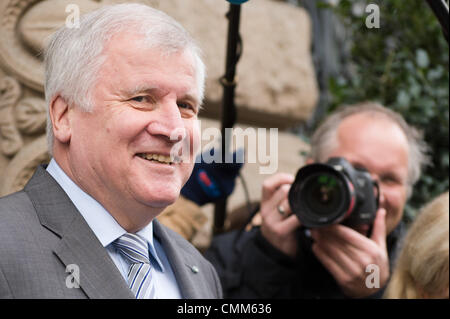 Berlino, Germania. 05 Nov, 2013. Presidente della CSU Horst Seehofer attende che il Cancelliere tedesco prima di iniziare il terzo grande round di negoziati per una coalizione a Berlino, Germania, 05 novembre 2013. La parte superiore di rappresentanti della CDU/CSU e SPD ha incontrato in Baviera rappresentanza per trattative di coalizione. Foto: MAURIZIO GAMBARINI/dpa/Alamy Live News Foto Stock