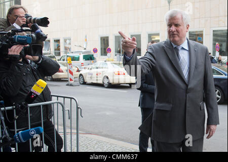 Berlino, Germania. 05 Nov, 2013. Presidente della CSU Horst Seehofer attende che il Cancelliere tedesco prima di iniziare il terzo grande round di negoziati per una coalizione a Berlino, Germania, 05 novembre 2013. La parte superiore di rappresentanti della CDU/CSU e SPD ha incontrato in Baviera rappresentanza per trattative di coalizione. Foto: MAURIZIO GAMBARINI/dpa/Alamy Live News Foto Stock