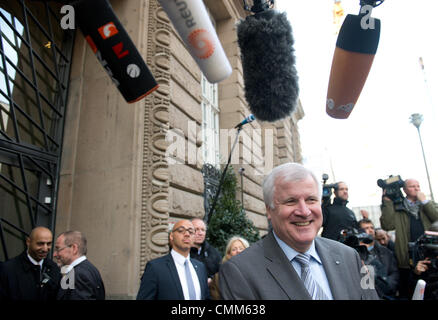 Berlino, Germania. 05 Nov, 2013. Presidente della CSU Horst Seehofer attende che il Cancelliere tedesco prima di iniziare il terzo grande round di negoziati per una coalizione a Berlino, Germania, 05 novembre 2013. La parte superiore di rappresentanti della CDU/CSU e SPD ha incontrato in Baviera rappresentanza per trattative di coalizione. Foto: MAURIZIO GAMBARINI/dpa/Alamy Live News Foto Stock