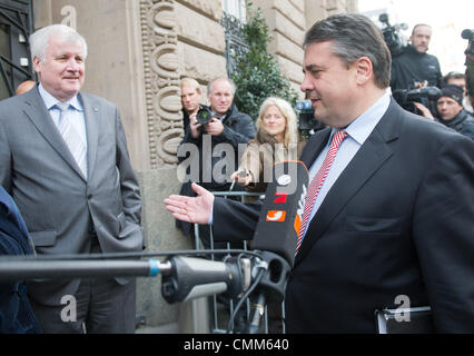 Berlino, Germania. 05 Nov, 2013. Presidente della CSU Horst Seehofer (L) accoglie il presidente della SPD Sigmar GABRIEL prima di iniziare il terzo grande round di negoziati per una coalizione a Berlino, Germania, 05 novembre 2013. La parte superiore di rappresentanti della CDU/CSU e SPD ha incontrato in Baviera rappresentanza per trattative di coalizione. Foto: MAURIZIO GAMBARINI/dpa/Alamy Live News Foto Stock