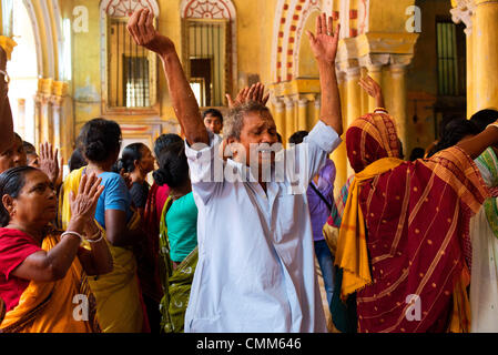 Kolkata, India. Nov. 4, 2013 - Persone in grandi numeri si riuniranno presso un tempio a Calcutta per celebrare Govardhan Puja, chiamato anche Annakut (significato un mucchio di grano) e per commemorare la vittoria di Krishna su Indra. Si è tenuto il quarto giorno di Dipavali (Diwali), il festival indù di luci.secondo le leggende, Krishna insegnare alla gente a adorare il supremo controllore della natura, Dio, specificamente Govardhan, come Govardhan è una manifestazione di Krishna, e a smettere di adorare il dio delle piogge.(Immagine di credito: credito: Subhendu Sarkar/NurPhoto/ZUMAPRESS.com/Alamy Live News Foto Stock