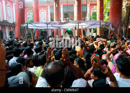 Kolkata, India. Nov. 4, 2013 - Persone in grandi numeri si riuniranno presso un tempio a Calcutta per celebrare Govardhan Puja, chiamato anche Annakut (significato un mucchio di grano) e per commemorare la vittoria di Krishna su Indra. Si è tenuto il quarto giorno di Dipavali (Diwali), il festival indù di luci.secondo le leggende, Krishna insegnare alla gente a adorare il supremo controllore della natura, Dio, specificamente Govardhan, come Govardhan è una manifestazione di Krishna, e a smettere di adorare il dio delle piogge.(Immagine di credito: credito: Subhendu Sarkar/NurPhoto/ZUMAPRESS.com/Alamy Live News Foto Stock