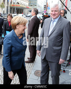 Berlino, Germania. 05 Nov, 2013. Presidente della CSU Horst Seehofer accoglie il presidente della CDU e deliberando il Cancelliere tedesco Angela Merkel prima di iniziare il terzo grande round di negoziati per una coalizione a Berlino, Germania, 05 novembre 2013. La parte superiore di rappresentanti della CDU/CSU e SPD ha incontrato in Baviera rappresentanza per trattative di coalizione. Foto: WOLFGANG KUMM/dpa/Alamy Live News Foto Stock