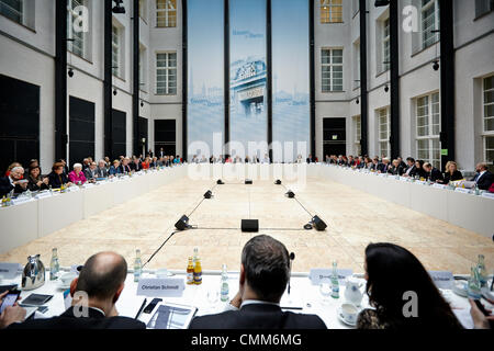 Berlino, Germania. 05 Novembre, 2013. CDU/CSU e SPD continuano le trattative di coalizione presso la rappresentanza della bavarese stato federale a Berlino. / Immagine: Leader della CDU - Csu e Spd Credito: Reynaldo Chaib Paganelli/Alamy Live News Foto Stock