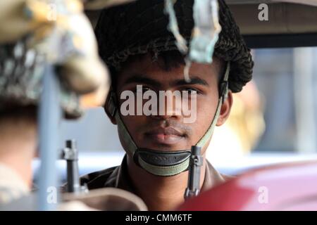 Dacca in Bangladesh. 5 novembre 2013. Membri della Guardia di confine Bangladesh (BGB) sono visti prima del verdetto al Alia Madrasa di un parco giochi per bambini vicino alla centrale di Dhaka carcere, a Dhaka, nel Bangladesh, 05 novembre 2013. Secondo i resoconti dei mass media, per un totale di 850 persone, tra cui 23 civili sono stati accusati per uccidere un totale di 74 persone, di cui 57 ufficiali dell'esercito, in BDR ammutinamento il 25 febbraio 2009. Il verdetto è atteso per il 05 novembre 2013. Foto Stock