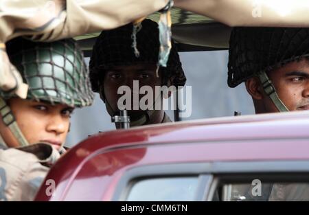 Dacca in Bangladesh. 5 novembre 2013. Membri della Guardia di confine Bangladesh (BGB) sono visti prima del verdetto al Alia Madrasa di un parco giochi per bambini vicino alla centrale di Dhaka carcere, a Dhaka, nel Bangladesh, 05 novembre 2013. Secondo i resoconti dei mass media, per un totale di 850 persone, tra cui 23 civili sono stati accusati per uccidere un totale di 74 persone, di cui 57 ufficiali dell'esercito, in BDR ammutinamento il 25 febbraio 2009. Il verdetto è atteso per il 05 novembre 2013. Foto Stock