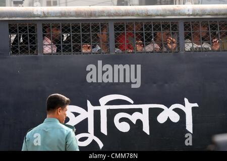 Dacca in Bangladesh. 5 novembre 2013. Ammanettato Bangladesh fucili (BDR) i soldati guardare attraverso una prigione van come essi arrivano presso il tribunale speciale a Dhaka il 5 novembre 2013. Alcuni 800 soldati del Bangladesh è apparso in un enorme appositamente costruito tribunale accusato di omicidio e di altri reati gravi durante una sanguinosa di ammutinamento nel 2009. Durante la rivolta che è durato circa trenta ore, 74 persone - inclusi 57 alti ufficiali dell'esercito- sono stati uccisi in una base militare nella capitale Dhaka.. Foto Stock