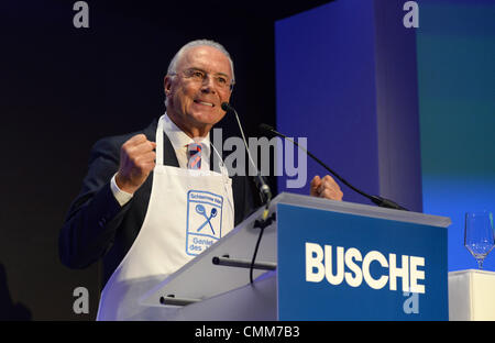 Franz Beckenbauer parla dopo aver ricevuto l'onore 'gourmet dell'anno 2014' presso il busche Gala di Monaco di Baviera, Germania, il 21 settembre 2013. Foto: FELIX HOERHAGER Foto Stock