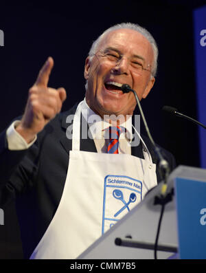 Franz Beckenbauer parla dopo aver ricevuto l'onore 'gourmet dell'anno 2014' presso il busche Gala di Monaco di Baviera, Germania, il 21 settembre 2013. Foto: FELIX HOERHAGER Foto Stock