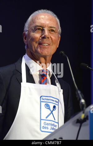 Franz Beckenbauer parla dopo aver ricevuto l'onore 'gourmet dell'anno 2014' presso il busche Gala di Monaco di Baviera, Germania, il 21 settembre 2013. Foto: FELIX HOERHAGER Foto Stock