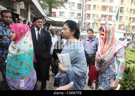 Dacca in Bangladesh. 5 Novembre, 2013. , I parenti di esercito bengalese ufficiali, che sono stati uccisi durante un ammutinamento nel 2009, arrivano al tribunale speciale di Dhaka. Un tribunale del Bangladesh condannato almeno 152 soldati a morte e incarcerato centinaia di più il 5 novembre su un 2009 ammutinamento militare che ha lasciato i punteggi dei principali dirigenti massacrati. ©Monirul Alam Credito: Monirul Alam/ZUMAPRESS.com/Alamy Live News Foto Stock