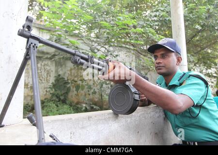 Dacca in Bangladesh. 5 Novembre, 2013. , Una polizia del Bangladesh guardia presso il tribunale speciale di Dhaka. Un tribunale del Bangladesh condannato almeno 152 soldati a morte e incarcerato centinaia di più il 5 novembre su un 2009 ammutinamento militare che ha lasciato i punteggi dei principali dirigenti massacrati. ©Monirul Alam Credito: Monirul Alam/ZUMAPRESS.com/Alamy Live News Foto Stock