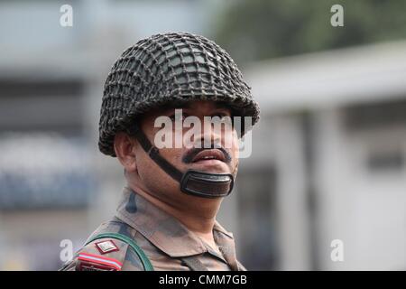 Dacca in Bangladesh. 5 Novembre, 2013. , Un confine del Bangladesh Guard ( BGB) guardia presso il tribunale speciale di Dhaka. Un tribunale del Bangladesh condannato almeno 152 soldati a morte e incarcerato centinaia di più il 5 novembre su un 2009 ammutinamento militare che ha lasciato i punteggi dei principali dirigenti massacrati. ©Monirul Alam Credito: Monirul Alam/ZUMAPRESS.com/Alamy Live News Foto Stock