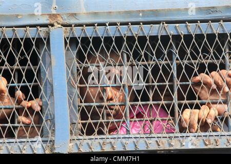 Dacca in Bangladesh. 5 Novembre, 2013. , Un Bangladesh fucili (BDR) soldato gesti dopo l annuncio della sua pena di morte presso il tribunale speciale di Dhaka. Un tribunale del Bangladesh condannato almeno 152 soldati a morte e incarcerato centinaia di più il 5 novembre su un 2009 ammutinamento militare che ha lasciato i punteggi dei principali dirigenti massacrati. ©Monirul Alam Credito: Monirul Alam/ZUMAPRESS.com/Alamy Live News Foto Stock