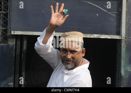 Dacca in Bangladesh. 5 Novembre, 2013. , Un ex BNP legislatore Nasiruddin Ahmed Pintu mostrato la sua mano una corte nella capitale. Pintu fu condannato alla vita termine in carcere per il suo ruolo nel febbraio 2009 carnage a Pilkhana, una corte del Bangladesh condannato almeno 152 soldati a morte e incarcerato centinaia di più il 5 novembre su un 2009 ammutinamento militare che ha lasciato i punteggi dei principali dirigenti massacrati. ©Monirul Alam Credito: Monirul Alam/ZUMAPRESS.com/Alamy Live News Foto Stock