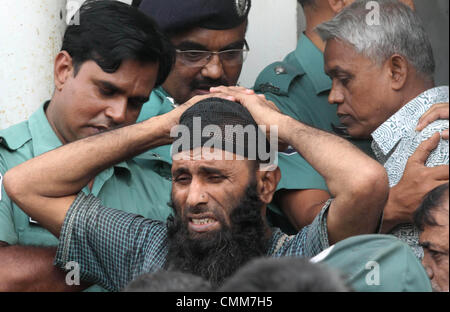 Dacca in Bangladesh. 5 Novembre, 2013. , Un vice Assistente direttore (DAD) Towhid angolo sinistro stampa bianco shirt gesti dopo l annuncio del suo condannati a vita-termine presso il tribunale speciale di Dhaka. Un tribunale del Bangladesh condannato almeno 152 soldati a morte e incarcerato centinaia di più il 5 novembre su un 2009 ammutinamento militare che ha lasciato i punteggi dei principali dirigenti massacrati. ©Monirul Alam Credito: Monirul Alam/ZUMAPRESS.com/Alamy Live News Foto Stock