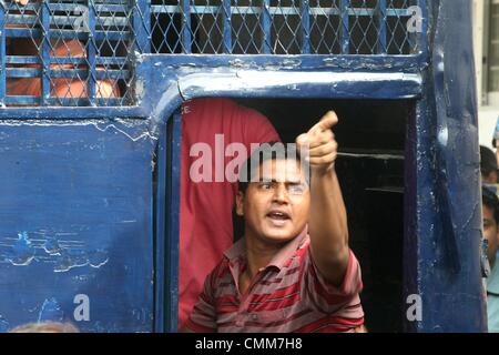 Dacca in Bangladesh. 5 Novembre, 2013. , Un Bangladesh fucili (BDR) soldato gesti dopo l annuncio del suo condannati a vita-termine presso il tribunale speciale di Dhaka. Un tribunale del Bangladesh condannato almeno 152 soldati a morte e incarcerato centinaia di più il 5 novembre su un 2009 ammutinamento militare che ha lasciato i punteggi dei principali dirigenti massacrati. ©Monirul Alam Credito: Monirul Alam/ZUMAPRESS.com/Alamy Live News Foto Stock