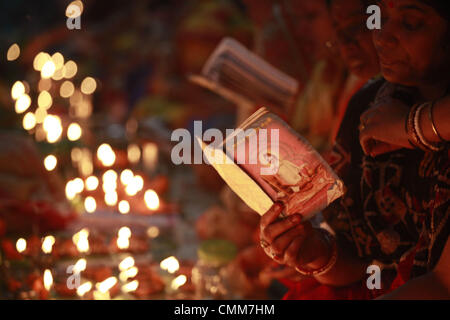 Dacca,Bangladesh 5 novembre 2013;migliaia di indù del devoto sedili con luci (Prodip) e pregare per gli dèi di fronte Shri Shri Lokanath Brahmachar Ashram e tempio durante il loro periodo di digiuno chiamato programmatori Kartik Brati o Rakher Upobash presso Old Dhaka in Swamibagh Credito: zakir hossain chowdhury zakir/Alamy Live News Foto Stock