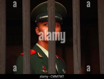 Changsha Hunan, Cina . 5 Novembre, 2013. Un popolo''s Liberation Army soldier mantiene un occhio sui turisti cinesi in visita a ex presidente Mao Zedong della casa di Changsha, la capitale della provincia del Hunan, il 28 ottobre 2013. Più di $US 2,5 miliardi di Euro viene versato nella città natale della Cina di padre fondatore Mao Zedong per contrassegnare il centoventesimo anniversario della sua nascita, i media locali hanno riferito. La quantità di denaro che viene speso per celebrare Mao il compleanno ha richiesto un oltraggio online con molti esprimendo rabbia e delusione per i governanti a causa dei continui la corruzione politica e sycophancy. Foto Stock